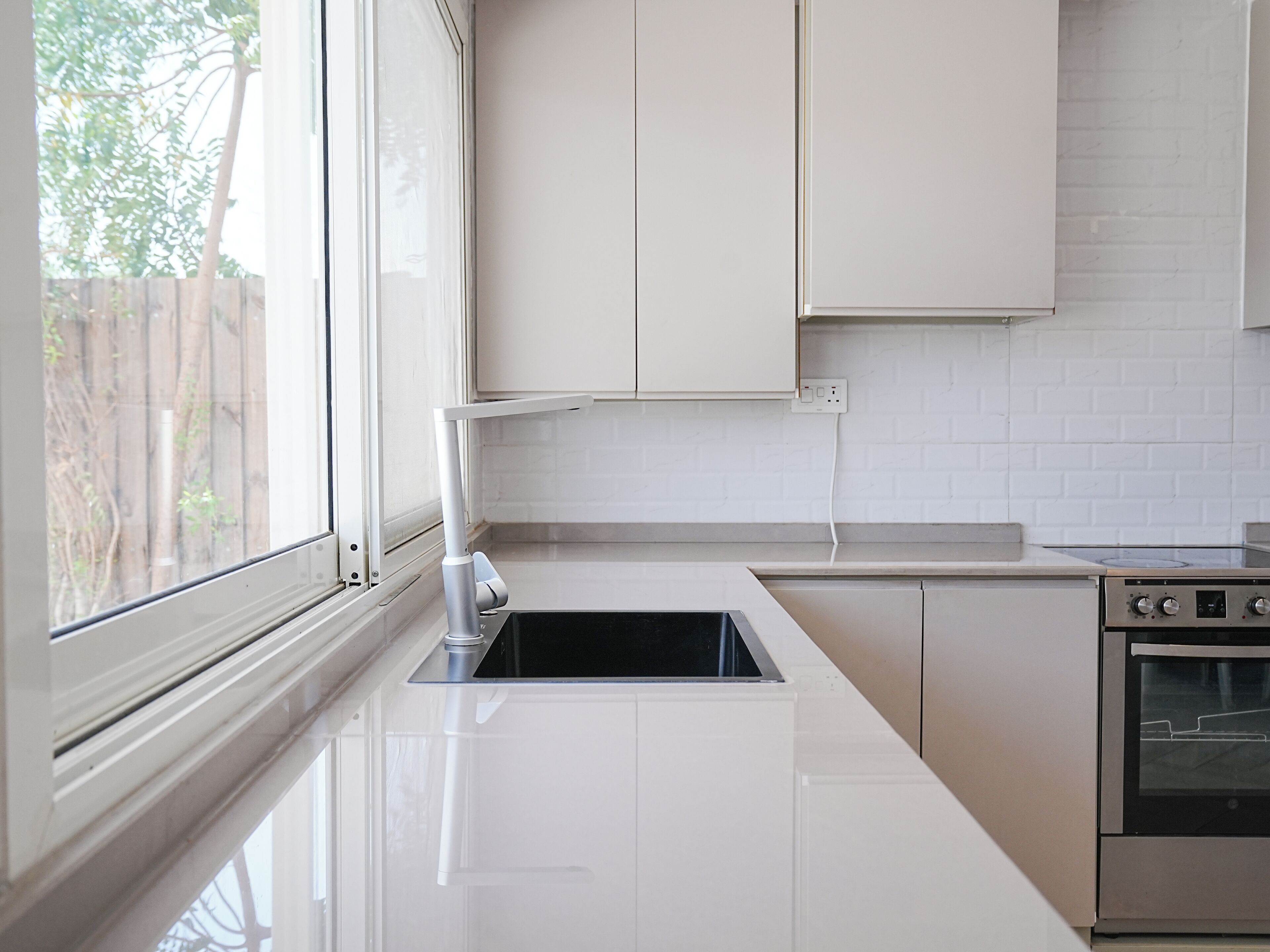 Een microgolfoven, een oven, een kookplaat