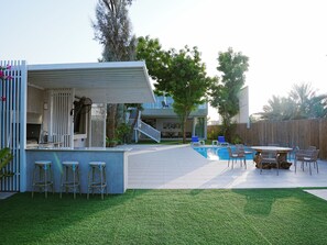 Outdoor dining - Luxury Pool Villa with a beautiful mountain view (Ras Al-Khaimah)
