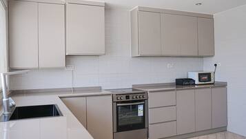 Een magnetron, een oven, een kookplaat