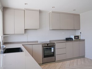 Microwave, oven, stovetop - Luxury Pool Villa with a beautiful mountain view (Ras Al-Khaimah)