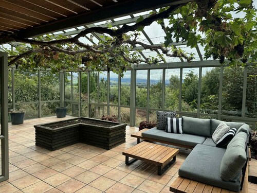 Welcome to Your Peaceful Canterbury 4 bedroom farm escape in Sheffield