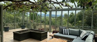 Welcome to Your Peaceful Canterbury 4 bedroom farm escape in Sheffield