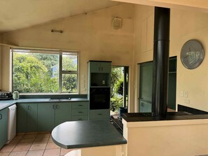 Microwave, dishwasher - Welcome to Your Peaceful Canterbury 4 bedroom farm escape in Sheffield (Sheffield)