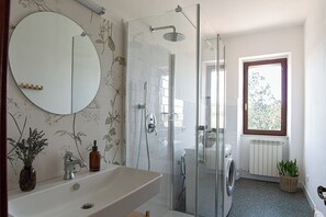 Dusche, Haartrockner, Bidet, Handtücher