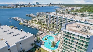 Ein Resort mit einer Marina, mehreren Schwimmbecken und Blick auf die Stadtlandschaft.