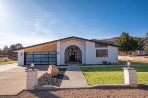 Exterior - Hot Tub and Mountain Views Near Zion & Bryce! (Kanab)