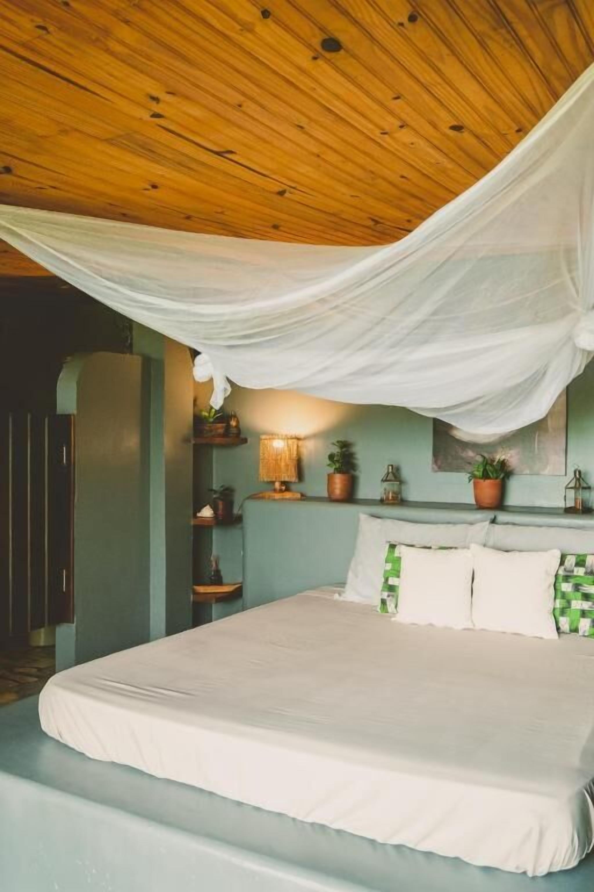 Apartamento, varanda, vista para o mar | Ferros/tábuas de passar roupa, Wi-Fi de cortesia