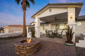 Outdoor dining - Lakeside Terrace | Sleeps 22 | Pool + Spa & Views (Lake Havasu City)