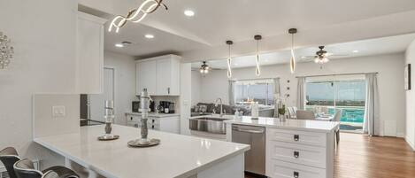 Een koelkast, een microgolfoven, een oven, een kookplaat