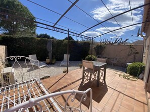 Outdoor dining - At Tinou's, spacious, quiet house with garden for 2 people. (L'Isle-sur-la-Sorgue)