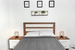 Caja de seguridad en la habitación y tabla de planchar con plancha 