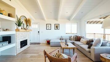 Televisie, een open haard, boeken en een stereo