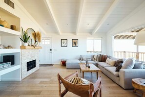 Televisie, een open haard, boeken en een stereo