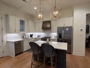 Fridge, microwave, oven, stovetop - "Sippin on Savannah Square", Walk to SQ by OVR (Oxford)