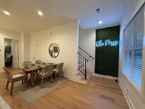 Dining - "Sippin on Savannah Square", Walk to SQ by OVR (Oxford)