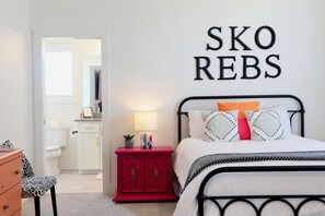 3 bedrooms, iron/ironing board, free WiFi, bed sheets - "Sippin on Savannah Square" by OVR (Oxford)