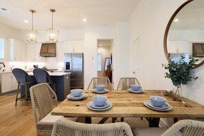 Dining - "Sippin on Savannah Square" by OVR (Oxford)