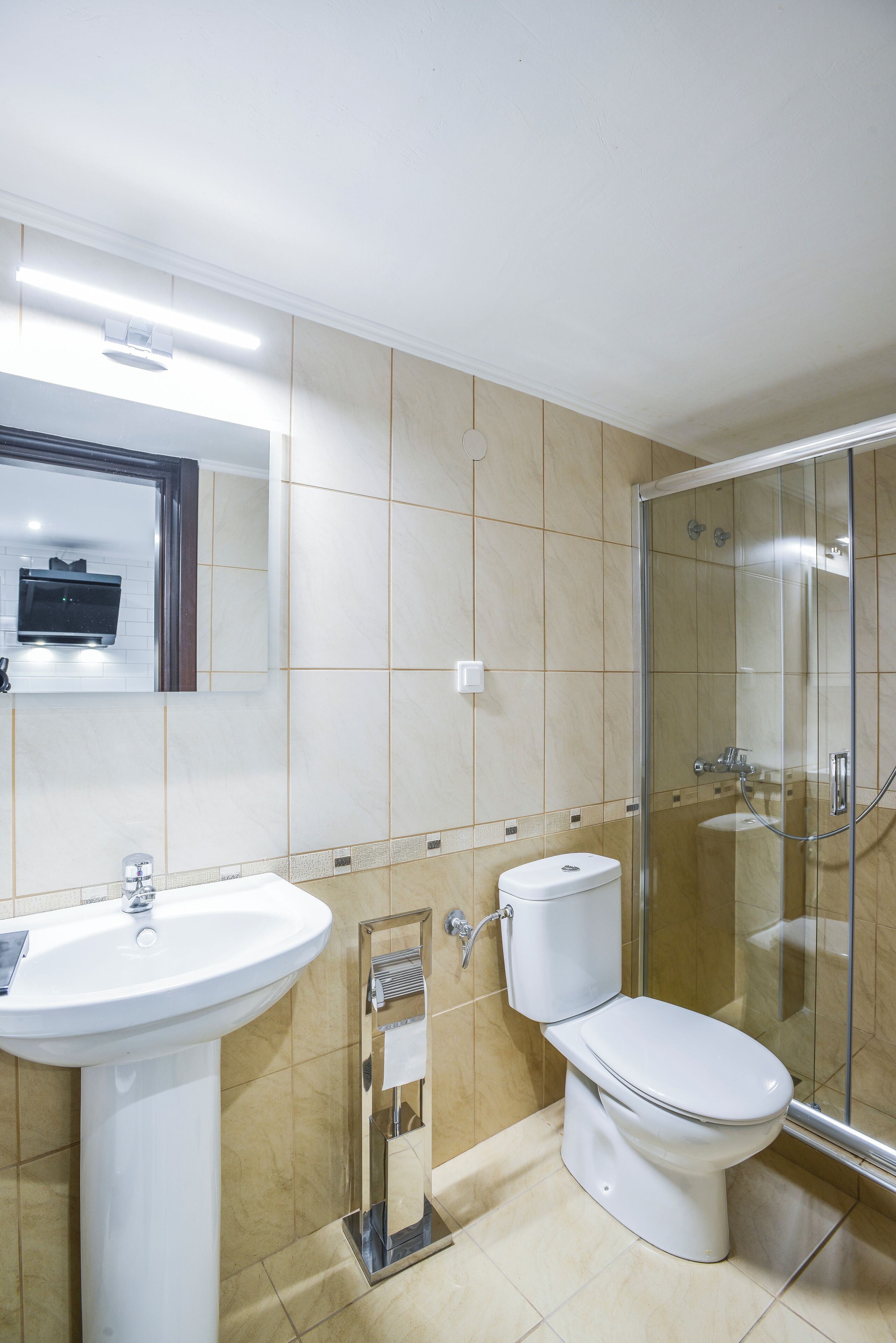 Een douche, een haardroger, handdoeken, zeep