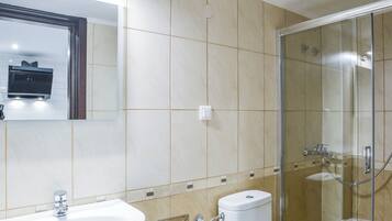 Een douche, een haardroger, handdoeken, zeep