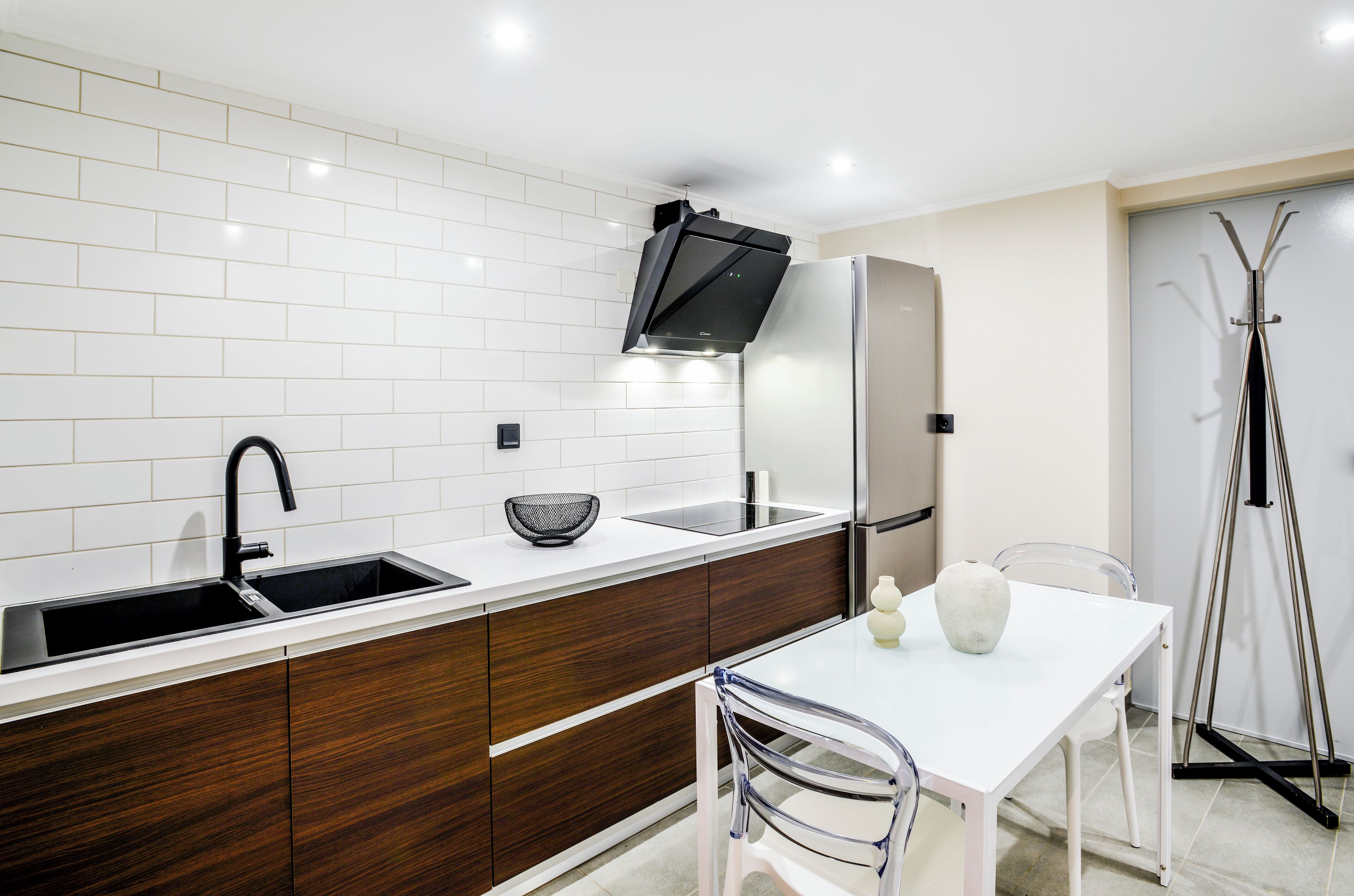 Réfrigérateur, cafetière/bouilloire, bouilloire électrique, grille-pain