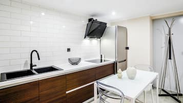 Réfrigérateur, cafetiÚre/bouilloire, bouilloire électrique, grille-pain