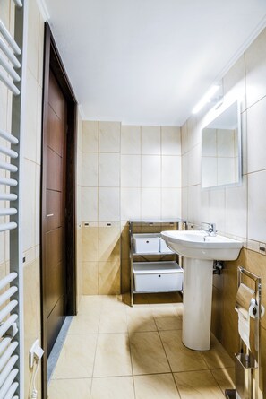 Regadera, secadora de cabello, toallas, jabón 