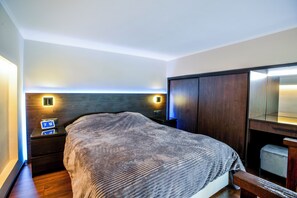 Tabla de planchar con plancha, wifi gratis y ropa de cama 