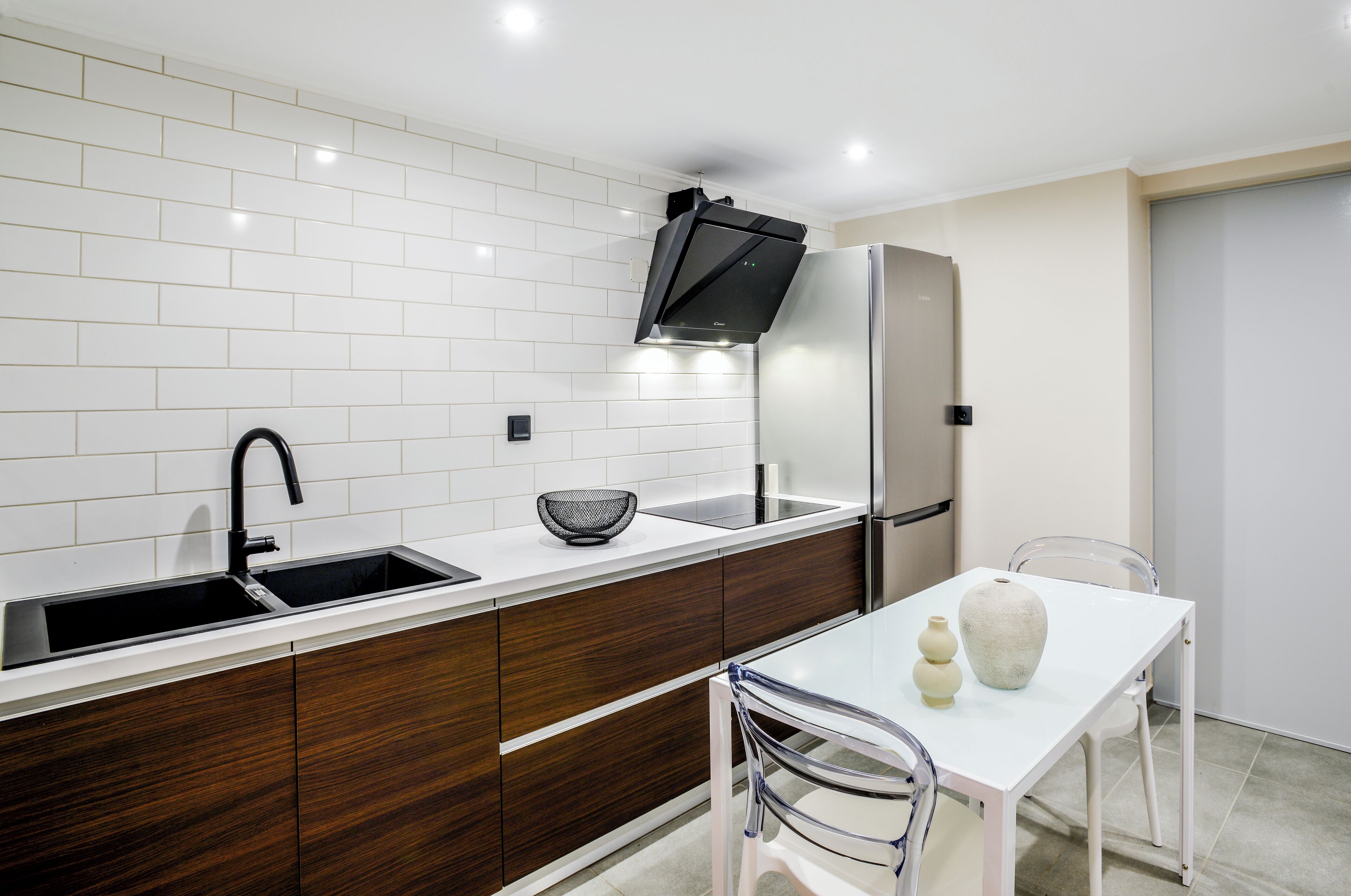 Réfrigérateur, cafetière/bouilloire, bouilloire électrique, grille-pain