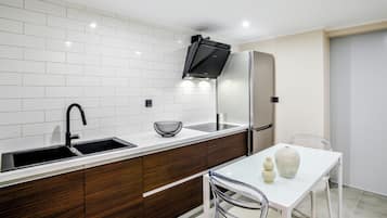 Réfrigérateur, cafetière/bouilloire, bouilloire électrique, grille-pain