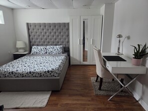 1 habitación, escritorio, wifi gratis y ropa de cama 