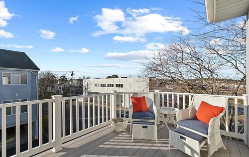 Pebble Paradise - Easy Walk to the Beach & Town