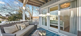 Pebble Paradise - Easy Walk to the Beach & Town