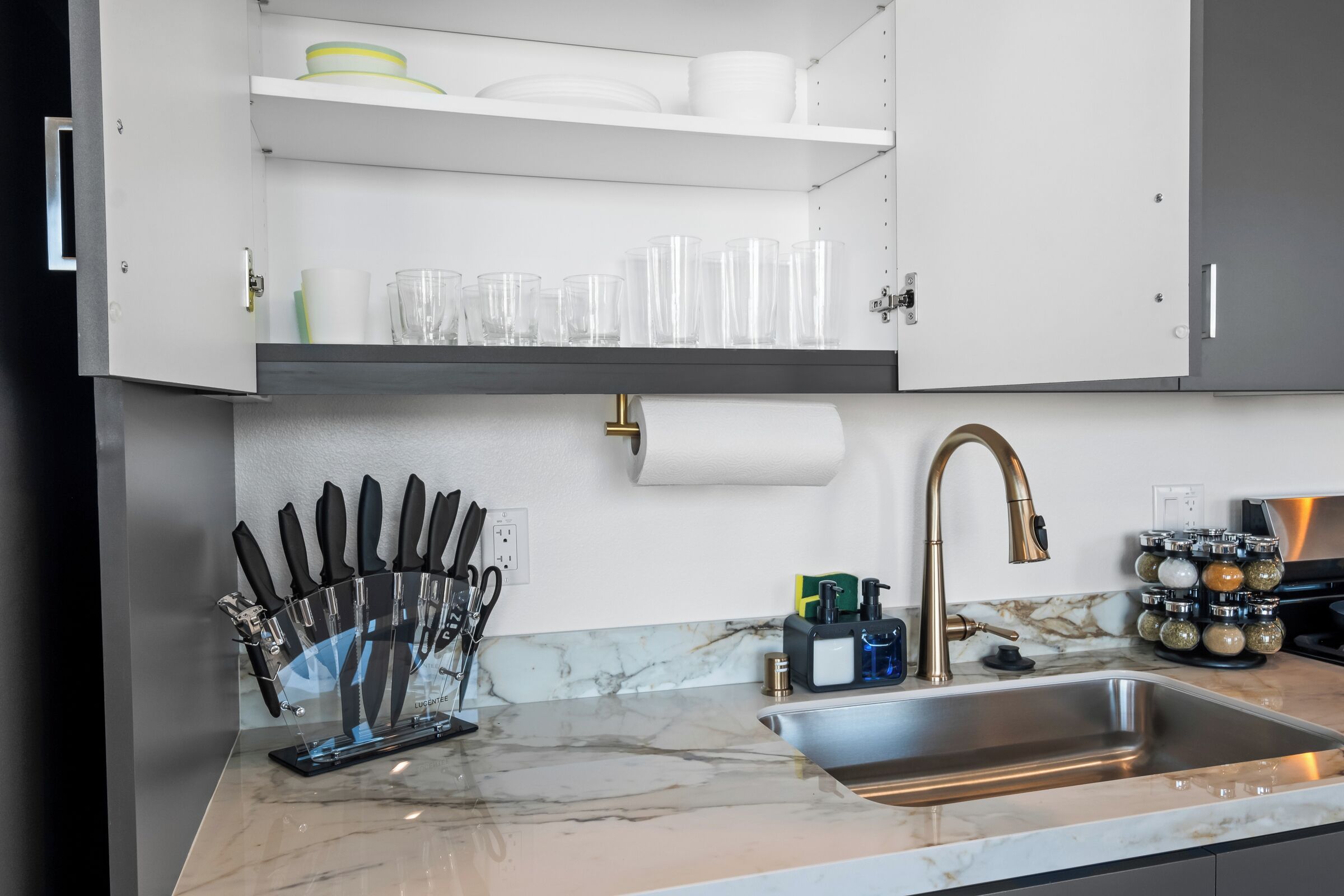 Køleskab, mikrobølgeovn, ovn, kogeplade