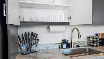 Køleskab, mikrobølgeovn, ovn, kogeplade