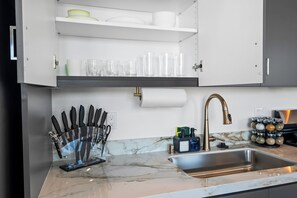 Køleskab, mikrobølgeovn, ovn, kogeplade