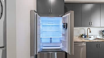 Kjøleskap, mikrobølgeovn, ovn og kokeplater