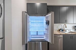 Een koelkast, een magnetron, een oven, een kookplaat