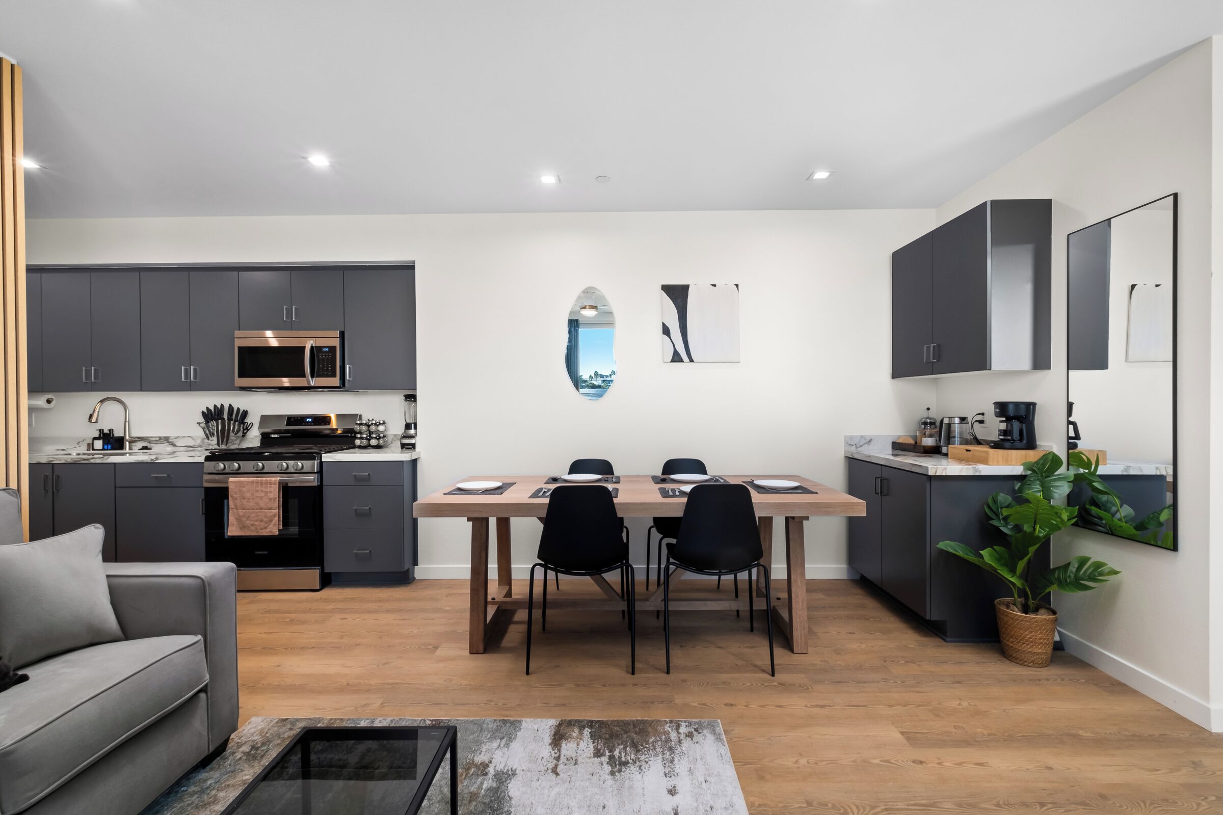 Kjøleskap, mikrobølgeovn, ovn og kokeplater