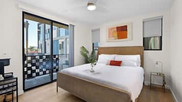 4 soverom, skrivebord, strykejern/-brett og reiseseng for barn