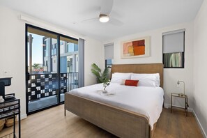 4 bedrooms, desk, iron/ironing board, travel cot - Spacious Family & Group Getaway in San Diego with EV Charger+Laundry+Balcony (San Diego)