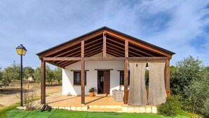 A single-story house with a wooden roof and a covered porch. - Beautiful home in Adamuz (Adamuz)