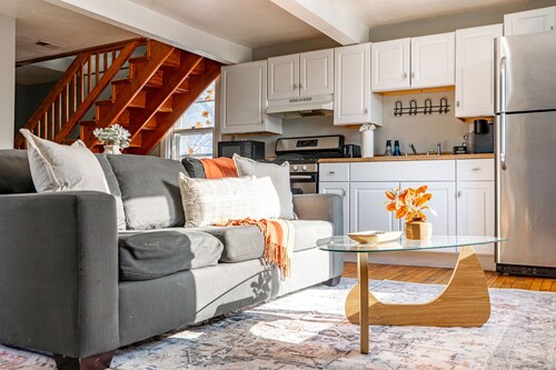 Walk to Brady St, 2-story upper flat, Sleeps 7!