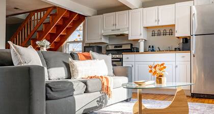 Walk to Brady St, 2-story upper flat, Sleeps 7!