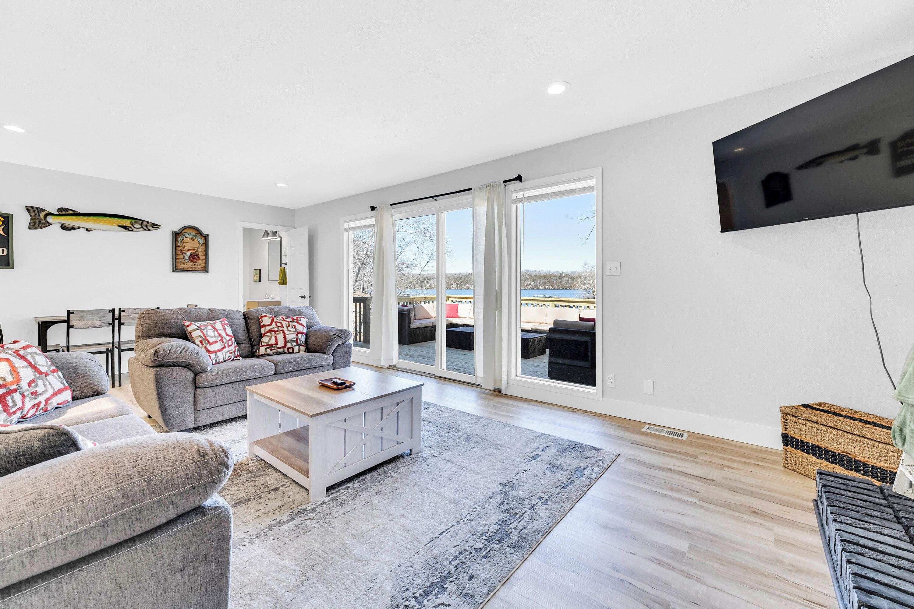 Smart TV, lareira, pebolim, mesa de pingue-pongue