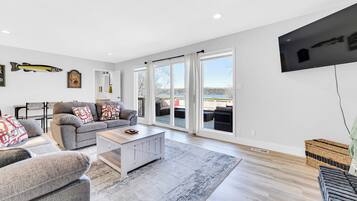 Smart TV, lareira, pebolim, mesa de pingue-pongue