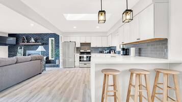 Geladeira, micro-ondas, fogão, cooktop