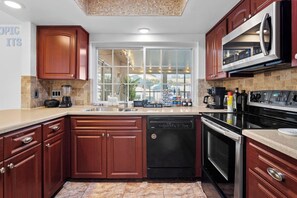 Fridge, microwave, oven, stovetop - 4BR Heated Pool 8min to beach+games, firepit, tiki (Seminole)