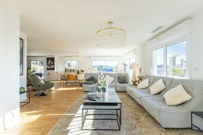 TV - Penthouse de Luxe à Bandol – Terrasse 200m2, Garage, Port & Plage (Bandol)