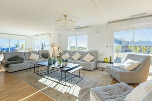 TV - Penthouse de Luxe à Bandol – Terrasse 200m2, Garage, Port & Plage (Bandol)