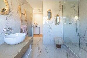 Shower, hair dryer, towels - Penthouse de Luxe à Bandol – Terrasse 200m2, Garage, Port & Plage (Bandol)